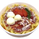 セブンイレブンの生パスタ とろーりチーズとトマトソースを比較する。税込価格：646円、カロリー：702kcal、たんぱく質：25.7g、脂質：26.1g、炭水化物：93.5g、糖質：88.6g、食物繊維：4.9g、食塩相当量：4.8g。生パスタにトマトソースと伸びの良いチーズを組み合わせたトマトソースパスタです。アレルギー：卵、乳、小麦。