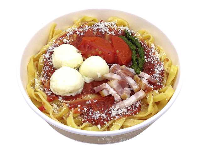 セブンイレブンの生パスタ とろーりチーズとトマトソースを比較する。税込価格：646円、カロリー：702kcal、たんぱく質：25.7g、脂質：26.1g、炭水化物：93.5g、糖質：88.6g、食物繊維：4.9g、食塩相当量：4.8g。生パスタにトマトソースと伸びの良いチーズを組み合わせたトマトソースパスタです。アレルギー：卵、乳、小麦。