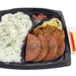 セブンイレブンのソーセージステーキ＆豚焼肉弁当を比較する。税込価格：788円、カロリー：920kcal、1円あたりカロリー：1.17kcal/円、たんぱく質：25.2g、1円あたりたんぱく質：0.03g/円、脂質：37.1g、炭水化物：122.4g、糖質：120.1g、食物繊維：2.3g、食塩相当量：4.5g。厚切りのソーセージステーキと豚焼肉が入ったボリュームのある弁当です。アレルギー：卵、乳、小麦。