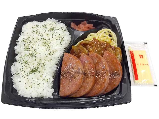 セブンイレブンのソーセージステーキ＆豚焼肉弁当を比較する。税込価格：788円、カロリー：920kcal、1円あたりカロリー：1.17kcal/円、たんぱく質：25.2g、1円あたりたんぱく質：0.03g/円、脂質：37.1g、炭水化物：122.4g、糖質：120.1g、食物繊維：2.3g、食塩相当量：4.5g。厚切りのソーセージステーキと豚焼肉が入ったボリュームのある弁当です。アレルギー：卵、乳、小麦。
