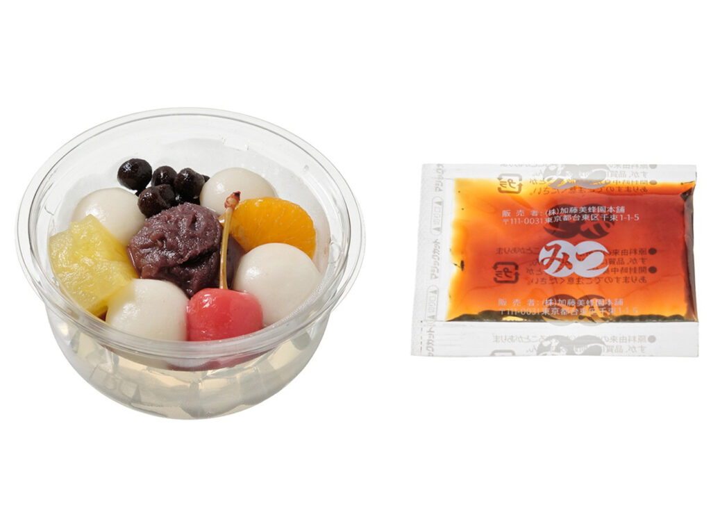 セブンイレブンの白玉あんみつを比較する。税込価格：389円、カロリー：161kcal、1円あたりカロリー：0.41kcal/円、たんぱく質：2.8g、1円あたりたんぱく質：0.01g/円、脂質：0.3g、炭水化物：38g、糖質：35.5g、食物繊維：2.5g、食塩相当量：0.2g。歯切れの良い寒天に、もちもちの白玉，なめらかなこしあんやフルーツを盛り付けました。さっぱりとしながらも、満足感のある商品です。アレルギー：なし。