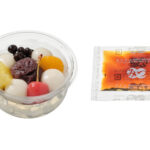 セブンイレブンの白玉あんみつを比較する。税込価格：389円、カロリー：161kcal、1円あたりカロリー：0.41kcal/円、たんぱく質：2.8g、1円あたりたんぱく質：0.01g/円、脂質：0.3g、炭水化物：38g、糖質：35.5g、食物繊維：2.5g、食塩相当量：0.2g。歯切れの良い寒天に、もちもちの白玉，なめらかなこしあんやフルーツを盛り付けました。さっぱりとしながらも、満足感のある商品です。アレルギー：なし。