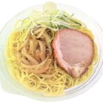 セブンイレブンの香ばしスープの冷たい札幌醤油ラーメンを比較する。税込価格：594円、カロリー：424kcal、たんぱく質：16.3g、脂質：10.5g、炭水化物：70.2g、糖質：62.1g、食物繊維：8.1g、食塩相当量：4.6g。函館真昆布だしの旨みと野菜炒めの香ばしい風味が特長の、すっきりとしたスープで味わう冷たい醤油ラーメンです。アレルギー：卵、乳、小麦。