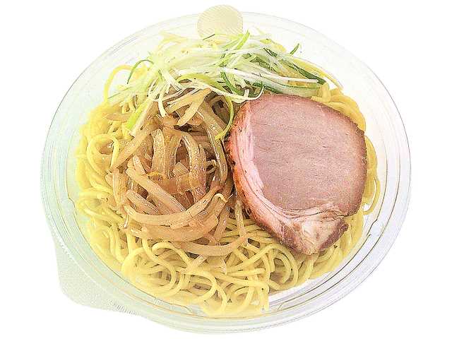 セブンイレブンの香ばしスープの冷たい札幌醤油ラーメンを比較する。税込価格：594円、カロリー：424kcal、たんぱく質：16.3g、脂質：10.5g、炭水化物：70.2g、糖質：62.1g、食物繊維：8.1g、食塩相当量：4.6g。函館真昆布だしの旨みと野菜炒めの香ばしい風味が特長の、すっきりとしたスープで味わう冷たい醤油ラーメンです。アレルギー：卵、乳、小麦。