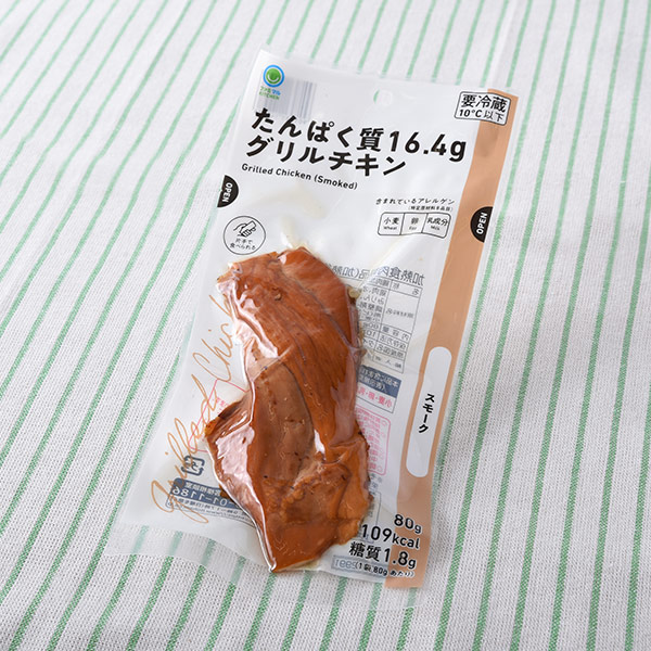 ファミリーマートの【関東】たんぱく質16.4gグリルチキンスモークを比較する。税込価格：258円。鶏むね肉を1枚1枚丁寧に網に並べ焼き上げました。香ばしいスモークの香りが広がるグリルチキンです。 ※静岡県の一部では取り扱いがございません。