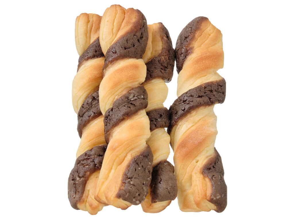 セブンイレブンの７プレミアム チョコクッキースティック４本入を比較する。税込価格：171円、カロリー：127kcal、1円あたりカロリー：0.74kcal/円、たんぱく質：2.6g、1円あたりたんぱく質：0.02g/円、脂質：4g、炭水化物：20.6g、糖質：19.8g、食物繊維：0.8g、食塩相当量：0.2g。チョコ風味のクッキー生地としっとり食感のパン生地を合わせてツイストし、スティック状に焼き上げました。２種類の生地を楽しめる商品です。アレルギー：卵、乳、小麦。