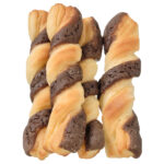 セブンイレブンの７プレミアム チョコクッキースティック４本入を比較する。税込価格：171円、カロリー：127kcal、1円あたりカロリー：0.74kcal/円、たんぱく質：2.6g、1円あたりたんぱく質：0.02g/円、脂質：4g、炭水化物：20.6g、糖質：19.8g、食物繊維：0.8g、食塩相当量：0.2g。チョコ風味のクッキー生地としっとり食感のパン生地を合わせてツイストし、スティック状に焼き上げました。２種類の生地を楽しめる商品です。アレルギー：卵、乳、小麦。