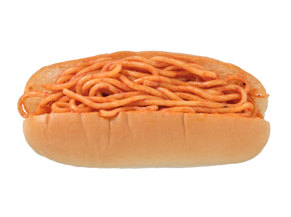 セブンイレブンの７プレミアム ナポリタンパンを比較する。税込価格：149円、カロリー：216kcal、1円あたりカロリー：1.45kcal/円、たんぱく質：6.7g、1円あたりたんぱく質：0.04g/円、脂質：4.1g、炭水化物：39.1g、糖質：37g、食物繊維：2.1g、食塩相当量：1.6g。専用に開発した太麺のパスタとトマトミックスソースを合わせ炒めたナポリタンをトッピングしました。程よい酸味が食欲をそそります。アレルギー：卵、乳、小麦。