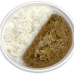 セブンイレブンの牛カレーを比較する。税込価格：583円、カロリー：603kcal、たんぱく質：15.8g、脂質：20.7g、炭水化物：90.3g、糖質：86.2g、食物繊維：4.1g、食塩相当量：3.4g。コクのあるカレーに、ふんわり煮た薄切り牛肉を盛り付けた、満足感のある牛カレーです。アレルギー：乳、小麦。