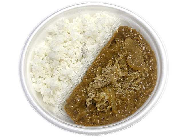 セブンイレブンの牛カレーを比較する。税込価格：583円、カロリー：603kcal、1円あたりカロリー：1.03kcal/円、たんぱく質：15.8g、1円あたりたんぱく質：0.03g/円、脂質：20.7g、炭水化物：90.3g、糖質：86.2g、食物繊維：4.1g、食塩相当量：3.4g。コクのあるカレーに、ふんわり煮た薄切り牛肉を盛り付けた、満足感のある牛カレーです。アレルギー：乳、小麦。