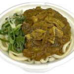 セブンイレブンの鰹出汁の旨味引き立つ カレーうどんを比較する。税込価格：540円、カロリー：526kcal、1円あたりカロリー：0.97kcal/円、たんぱく質：19g、1円あたりたんぱく質：0.04g/円、脂質：14.1g、炭水化物：83.1g、糖質：78.2g、食物繊維：4.9g、食塩相当量：7.6g。国産小麦粉を使用したもっちりとした食感のうどんに、かつおだしの旨みとスパイスが効いたカレーつゆを合わせた商品です。アレルギー：小麦。