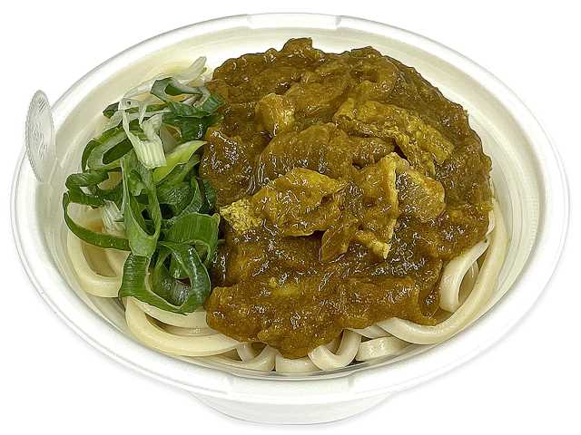 セブンイレブンの鰹出汁の旨味引き立つ カレーうどんを比較する。税込価格：540円、カロリー：526kcal、1円あたりカロリー：0.97kcal/円、たんぱく質：19g、1円あたりたんぱく質：0.04g/円、脂質：14.1g、炭水化物：83.1g、糖質：78.2g、食物繊維：4.9g、食塩相当量：7.6g。国産小麦粉を使用したもっちりとした食感のうどんに、かつおだしの旨みとスパイスが効いたカレーつゆを合わせた商品です。アレルギー：小麦。