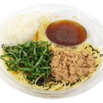 セブンイレブンの冷製パスタ ツナと大根おろし 和風ソースを比較する。税込価格：464円、カロリー：388kcal、たんぱく質：18g、脂質：11g、炭水化物：56.9g、糖質：51.8g、食物繊維：5.1g、食塩相当量：5.2g。ツナと大根おろしと大葉でさっぱりと食べられる和風冷製パスタです。アレルギー：小麦。
