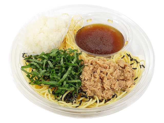 セブンイレブンの冷製パスタ ツナと大根おろし 和風ソースを比較する。税込価格：464円、カロリー：388kcal、1円あたりカロリー：0.84kcal/円、たんぱく質：18g、1円あたりたんぱく質：0.04g/円、脂質：11g、炭水化物：56.9g、糖質：51.8g、食物繊維：5.1g、食塩相当量：5.2g。ツナと大根おろしと大葉でさっぱりと食べられる和風冷製パスタです。アレルギー：小麦。
