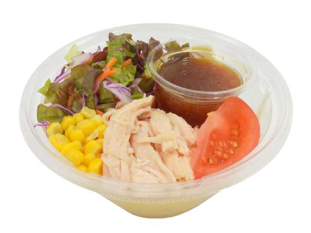 セブンイレブンの蒸し鶏と彩り野菜のラーメンサラダを比較する。税込価格：365円、カロリー：332kcal、1円あたりカロリー：0.91kcal/円、たんぱく質：13.8g、1円あたりたんぱく質：0.04g/円、脂質：5.4g、炭水化物：58.9g、糖質：55g、食物繊維：3.9g、食塩相当量：2.2g。蒸し鶏と彩り野菜に和風玉葱ドレッシングをかけて食べるラーメンサラダです。アレルギー：卵、乳、小麦。