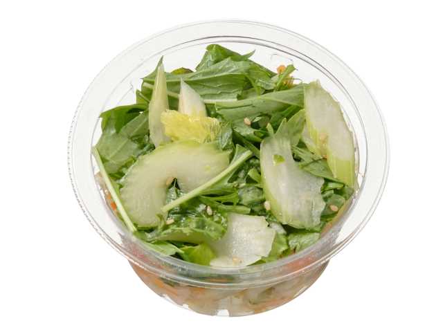 セブンイレブンの１／３日分の野菜がとれるセロリのナムルを比較する。税込価格：279円、カロリー：72kcal、たんぱく質：2.7g、脂質：5g、炭水化物：5.6g、糖質：2.6g、食物繊維：3g、食塩相当量：1.1g。旬の野菜「セロリ」を使用した１／３日分の野菜がとれる健康感のあるナムル仕立てです。アレルギー：卵、小麦。