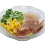 セブンイレブンの味噌ラーメンサラダ 越後味噌使用を比較する。税込価格：365円、カロリー：399kcal、1円あたりカロリー：1.09kcal/円、たんぱく質：10.6g、1円あたりたんぱく質：0.03g/円、脂質：18.8g、炭水化物：48.4g、糖質：45.3g、食物繊維：3.1g、食塩相当量：2.3g。こだわりの越後味噌と一味唐辛子を、特製の味噌ドレッシングに使用したラーメンサラダです。アレルギー：卵、乳、小麦。