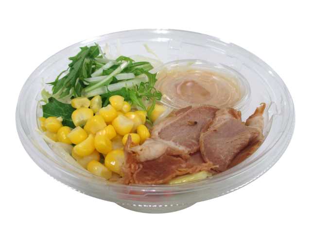 セブンイレブンの味噌ラーメンサラダ 越後味噌使用を比較する。税込価格：365円、カロリー：399kcal、1円あたりカロリー：1.09kcal/円、たんぱく質：10.6g、1円あたりたんぱく質：0.03g/円、脂質：18.8g、炭水化物：48.4g、糖質：45.3g、食物繊維：3.1g、食塩相当量：2.3g。こだわりの越後味噌と一味唐辛子を、特製の味噌ドレッシングに使用したラーメンサラダです。アレルギー：卵、乳、小麦。