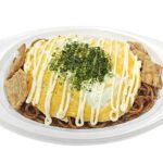 セブンイレブンの潰し目玉焼きのソース焼そば イカ天のせを比較する。税込価格：432円、カロリー：573kcal、1円あたりカロリー：1.33kcal/円、たんぱく質：20g、1円あたりたんぱく質：0.05g/円、脂質：18.2g、炭水化物：84.6g、糖質：80.2g、食物繊維：4.4g、食塩相当量：5g。太麺のソース焼そばに潰し目玉焼き、マヨネーズ、あおさ、イカ天をのせた焼そばです。アレルギー：卵、小麦。