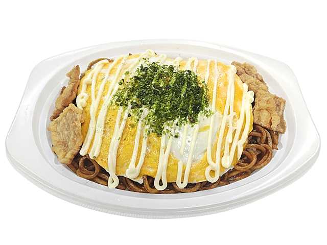 セブンイレブンの潰し目玉焼きのソース焼そば イカ天のせを比較する。税込価格：432円、カロリー：573kcal、1円あたりカロリー：1.33kcal/円、たんぱく質：20g、1円あたりたんぱく質：0.05g/円、脂質：18.2g、炭水化物：84.6g、糖質：80.2g、食物繊維：4.4g、食塩相当量：5g。太麺のソース焼そばに潰し目玉焼き、マヨネーズ、あおさ、イカ天をのせた焼そばです。アレルギー：卵、小麦。
