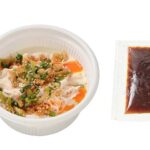セブンイレブンのおつまみ冷奴 よだれ鶏を比較する。税込価格：354円、カロリー：238kcal、たんぱく質：23.4g、脂質：9.9g、炭水化物：14.7g、糖質：12.9g、食物繊維：1.8g、食塩相当量：2.3g。黒酢をベースに豆板醤や豆鼓醤、香辛料を合わせ、酸味の効いたピリ辛だれで食べる「よだれ鶏」を組み合わせた冷奴です。アレルギー：卵、小麦。