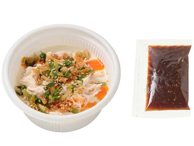 セブンイレブンのおつまみ冷奴 よだれ鶏を比較する。税込価格：354円、カロリー：238kcal、1円あたりカロリー：0.67kcal/円、たんぱく質：23.4g、1円あたりたんぱく質：0.07g/円、脂質：9.9g、炭水化物：14.7g、糖質：12.9g、食物繊維：1.8g、食塩相当量：2.3g。黒酢をベースに豆板醤や豆鼓醤、香辛料を合わせ、酸味の効いたピリ辛だれで食べる「よだれ鶏」を組み合わせた冷奴です。アレルギー：卵、小麦。