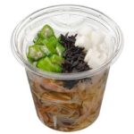 セブンイレブンのオクラと長芋の春雨 つるりんサラダを比較する。税込価格：322円、カロリー：95kcal、1円あたりカロリー：0.30kcal/円、たんぱく質：1.7g、1円あたりたんぱく質：0.01g/円、脂質：0.5g、炭水化物：22.7g、糖質：19.1g、食物繊維：3.6g、食塩相当量：2.8g。オクラや長芋などのねばねば食材ともずくやひじきなどの食物繊維が豊富な海藻類を組み合わせた冷製だしスープで食べる春雨サラダです。アレルギー：小麦。