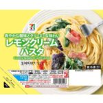 セブンイレブンの７プレミアム レモンクリームパスタを比較する。税込価格：354円、カロリー：377kcal、たんぱく質：11.6g、脂質：12.2g、炭水化物：57.3g、糖質：53.3g、食物繊維：4g、食塩相当量：2.6g。爽やかな酸味とクリーミーな味わいのレモンクリームソースで食べる、具だくさんのパスタです。アレルギー：卵、乳、小麦。