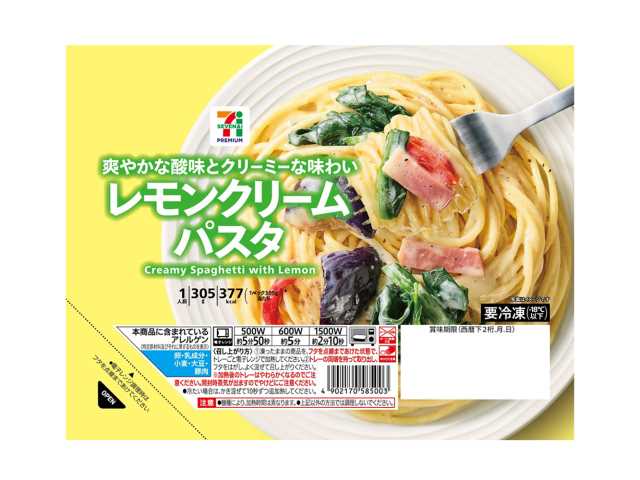 セブンイレブンの７プレミアム レモンクリームパスタを比較する。税込価格：354円、カロリー：377kcal、1円あたりカロリー：1.06kcal/円、たんぱく質：11.6g、1円あたりたんぱく質：0.03g/円、脂質：12.2g、炭水化物：57.3g、糖質：53.3g、食物繊維：4g、食塩相当量：2.6g。爽やかな酸味とクリーミーな味わいのレモンクリームソースで食べる、具だくさんのパスタです。アレルギー：卵、乳、小麦。