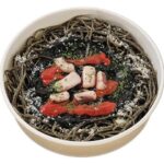 セブンイレブンのヤミ闇やみつき イカ墨パスタを比較する。税込価格：572円、カロリー：420kcal、たんぱく質：18.7g、脂質：9.5g、炭水化物：68.2g、糖質：61.4g、食物繊維：6.8g、食塩相当量：5.3g。イカ墨や刻んだイカを使用した黒いソースに、トマトソースとイカを盛り付けたイカ墨パスタです。アレルギー：卵、乳、小麦。