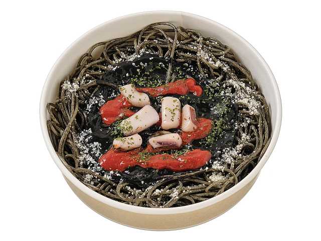 セブンイレブンのヤミ闇やみつき イカ墨パスタを比較する。税込価格：572円、カロリー：420kcal、たんぱく質：18.7g、脂質：9.5g、炭水化物：68.2g、糖質：61.4g、食物繊維：6.8g、食塩相当量：5.3g。イカ墨や刻んだイカを使用した黒いソースに、トマトソースとイカを盛り付けたイカ墨パスタです。アレルギー：卵、乳、小麦。