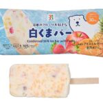 セブンイレブンの７プレミアム ４種のフルーツ 大好きな白くまバーを比較する。税込価格：203円、カロリー：105kcal、たんぱく質：1.5g、脂質：2.3g、炭水化物：19.8g、糖質：19.2g、食物繊維：0.6g、食塩相当量：0.1g。みかん、いちご、パイン、りんごの４種類の果肉がゴロゴロ入った白くまバーです。アレルギー：乳。