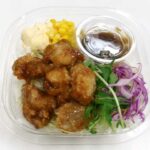 セブンイレブンのチキン南蛮のラーメンサラダを比較する。税込価格：430円、カロリー：530kcal、1円あたりカロリー：1.23kcal/円、たんぱく質：18.2g、1円あたりたんぱく質：0.04g/円、脂質：20.1g、炭水化物：70g、糖質：68g、食物繊維：2g、食塩相当量：4.4g。鶏もも肉を使用したチキン南蛮と相性のよいタルタルソースでたべるラーメンサラダです。アレルギー：卵、小麦。