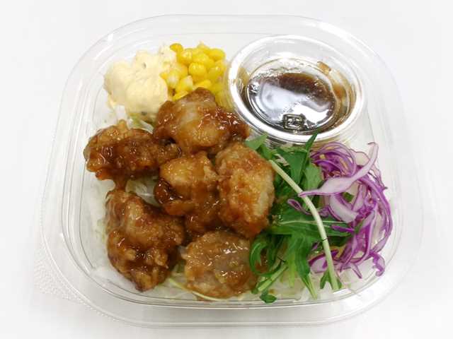 セブンイレブンのチキン南蛮のラーメンサラダを比較する。税込価格：430円、カロリー：530kcal、1円あたりカロリー：1.23kcal/円、たんぱく質：18.2g、1円あたりたんぱく質：0.04g/円、脂質：20.1g、炭水化物：70g、糖質：68g、食物繊維：2g、食塩相当量：4.4g。鶏もも肉を使用したチキン南蛮と相性のよいタルタルソースでたべるラーメンサラダです。アレルギー：卵、小麦。