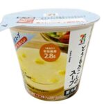 セブンイレブンの７プレミアムとうもろこしのスープを比較する。税込価格：289円、カロリー：146kcal、1円あたりカロリー：0.50kcal/円、たんぱく質：4.6g、1円あたりたんぱく質：0.02g/円、脂質：4.5g、炭水化物：23.2g、糖質：20.4g、食物繊維：2.8g、食塩相当量：1.9g。コーンの素材を生かした甘味、うま味を感じられ、なめらかな味わいに仕上げたスープです。アレルギー：乳。