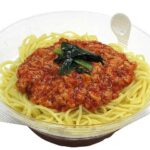 セブンイレブンの冷し辛麺を比較する。税込価格：497円、カロリー：405kcal、たんぱく質：20.6g、脂質：9.8g、炭水化物：61.3g、糖質：55.7g、食物繊維：5.6g、食塩相当量：6.8g。宮崎発祥の「辛麺」を夏でもさっぱりと冷たく味わえる商品です。アレルギー：卵、小麦。