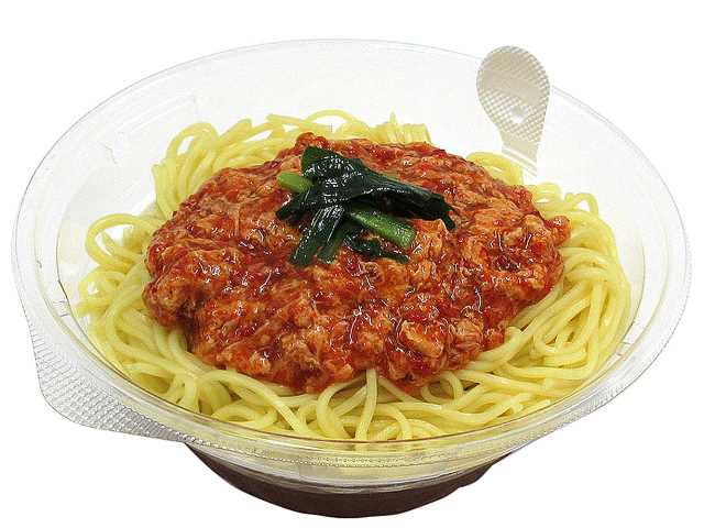 セブンイレブンの冷し辛麺を比較する。税込価格：497円、カロリー：405kcal、たんぱく質：20.6g、脂質：9.8g、炭水化物：61.3g、糖質：55.7g、食物繊維：5.6g、食塩相当量：6.8g。宮崎発祥の「辛麺」を夏でもさっぱりと冷たく味わえる商品です。アレルギー：卵、小麦。