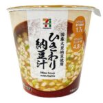 セブンイレブンの７プレミアム カップみそ汁 ひきわり納豆汁を比較する。税込価格：160円、カロリー：61kcal、たんぱく質：4.8g、脂質：2.7g、炭水化物：5.1g、糖質：3.4g、食物繊維：1.7g、食塩相当量：1.8g。国産大豆100％のひきわり納豆を具にしたお味噌汁です。フリーズドライしたひきわり納豆に、納豆の風味を引き立てる小ねぎを加えました。アレルギー：なし。