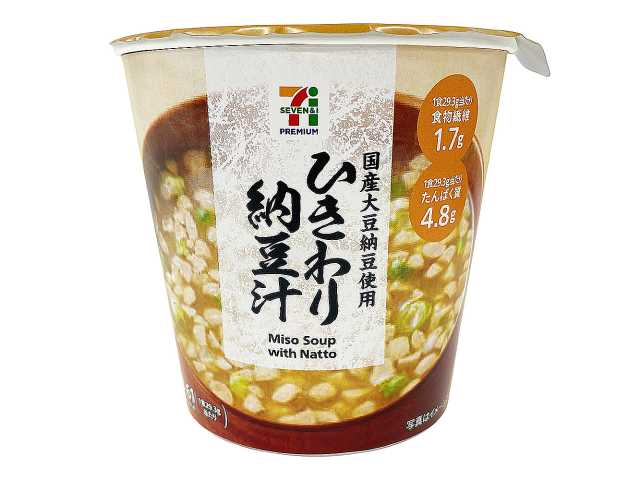 セブンイレブンの７プレミアム カップみそ汁 ひきわり納豆汁を比較する。税込価格：160円、カロリー：61kcal、たんぱく質：4.8g、脂質：2.7g、炭水化物：5.1g、糖質：3.4g、食物繊維：1.7g、食塩相当量：1.8g。国産大豆100％のひきわり納豆を具にしたお味噌汁です。フリーズドライしたひきわり納豆に、納豆の風味を引き立てる小ねぎを加えました。アレルギー：なし。