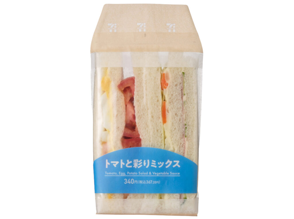 セブンイレブンのトマトと彩りミックスサンドを比較する。税込価格：367円、カロリー：272kcal、1円あたりカロリー：0.74kcal/円、たんぱく質：8.7g、1円あたりたんぱく質：0.02g/円、脂質：11.5g、炭水化物：34.6g、糖質：32.2g、食物繊維：2.4g、食塩相当量：1.7g。レタスとトマトにポテトサラダ，たまごサラダ，きゅうりサラダ，ハムを組み合わせた食べ応えのある野菜系サンドイッチです。アレルギー：卵、乳、小麦。