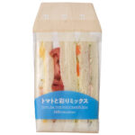 セブンイレブンのトマトと彩りミックスサンドを比較する。税込価格：367円、カロリー：272kcal、1円あたりカロリー：0.74kcal/円、たんぱく質：8.7g、1円あたりたんぱく質：0.02g/円、脂質：11.5g、炭水化物：34.6g、糖質：32.2g、食物繊維：2.4g、食塩相当量：1.7g。レタスとトマトにポテトサラダ，たまごサラダ，きゅうりサラダ，ハムを組み合わせた食べ応えのある野菜系サンドイッチです。アレルギー：卵、乳、小麦。