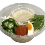 セブンイレブンのとろろと明太子のパスタサラダを比較する。税込価格：397円、カロリー：284kcal、1円あたりカロリー：0.71kcal/円、たんぱく質：11.6g、1円あたりたんぱく質：0.03g/円、脂質：5.8g、炭水化物：48.9g、糖質：44g、食物繊維：4.9g、食塩相当量：3.4g。明太子，大根，おくら，半熟卵をトッピングし、だしとろろをかけてさっぱりと召し上がれるパスタサラダです。アレルギー：卵、小麦。