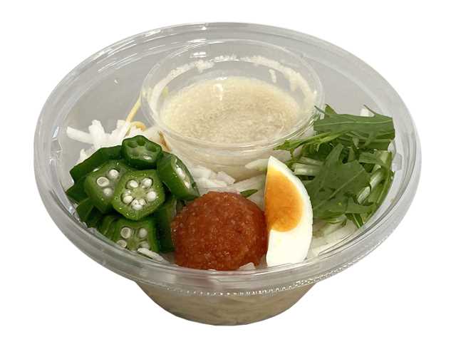 セブンイレブンのとろろと明太子のパスタサラダを比較する。税込価格：397円、カロリー：284kcal、1円あたりカロリー：0.71kcal/円、たんぱく質：11.6g、1円あたりたんぱく質：0.03g/円、脂質：5.8g、炭水化物：48.9g、糖質：44g、食物繊維：4.9g、食塩相当量：3.4g。明太子，大根，おくら，半熟卵をトッピングし、だしとろろをかけてさっぱりと召し上がれるパスタサラダです。アレルギー：卵、小麦。