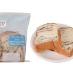 セブンイレブンの７プレミアム あん食パン ２枚入を比較する。税込価格：171円、カロリー：167kcal、1円あたりカロリー：0.98kcal/円、たんぱく質：4.5g、1円あたりたんぱく質：0.03g/円、脂質：3.7g、炭水化物：29.8g、糖質：27.8g、食物繊維：2g、食塩相当量：0.4g。朝食や間食にも食べやすいミニサイズのあん食パンです。こしあんと蜜漬けした小豆を巻き込み、焼き上げました。そのままでも、トーストしてもおいしく召し上がれます。アレルギー：卵、乳、小麦。