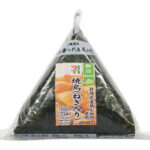 セブンイレブンの手巻おにぎり 焼鳥（ねぎ入り）を比較する。税込価格：214円、カロリー：197kcal、たんぱく質：5.8g、脂質：1.9g、炭水化物：40g、糖質：38.2g、食物繊維：1.8g、食塩相当量：1.4g。静岡県産ハーブ鶏のむね肉を使用した焼鳥のおにぎりです。アレルギー：卵、小麦。
