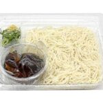 セブンイレブンの小豆島手延べそうめん 島の光使用を比較する。税込価格：518円、カロリー：356kcal、たんぱく質：9.6g、脂質：2.2g、炭水化物：75.7g、糖質：73.1g、食物繊維：2.6g、食塩相当量：3.6g。昔ながらの手延べ製法で作られた、つるみとのど越しが特長の小豆島そうめん「島の光」を使用したそうめんです。アレルギー：小麦。