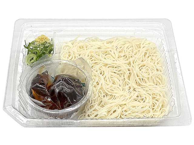 セブンイレブンの小豆島手延べそうめん 島の光使用を比較する。税込価格：518円、カロリー：356kcal、たんぱく質：9.6g、脂質：2.2g、炭水化物：75.7g、糖質：73.1g、食物繊維：2.6g、食塩相当量：3.6g。昔ながらの手延べ製法で作られた、つるみとのど越しが特長の小豆島そうめん「島の光」を使用したそうめんです。アレルギー：小麦。