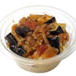 セブンイレブンのナスと挽肉のピリ辛スパゲティサラダを比較する。税込価格：300円、カロリー：203kcal、たんぱく質：5.5g、脂質：11.3g、炭水化物：20.9g、糖質：18.7g、食物繊維：2.2g、食塩相当量：1.7g。旬のナスとピリ辛のトマトソースを組み合わせた、冷たいまま食べられるスパゲティサラダです。アレルギー：乳、小麦。