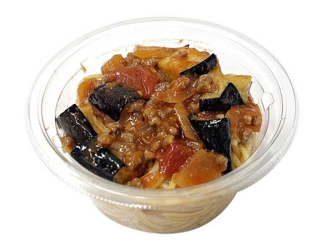 セブンイレブンのナスと挽肉のピリ辛スパゲティサラダを比較する。税込価格：300円、カロリー：203kcal、たんぱく質：5.5g、脂質：11.3g、炭水化物：20.9g、糖質：18.7g、食物繊維：2.2g、食塩相当量：1.7g。旬のナスとピリ辛のトマトソースを組み合わせた、冷たいまま食べられるスパゲティサラダです。アレルギー：乳、小麦。