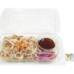 セブンイレブンの冷たいまま食べる もつのネギ柚子ぽん酢を比較する。税込価格：430円、カロリー：105kcal、1円あたりカロリー：0.24kcal/円、たんぱく質：15.7g、1円あたりたんぱく質：0.04g/円、脂質：2.1g、炭水化物：6.6g、糖質：5.1g、食物繊維：1.5g、食塩相当量：1.6g。豚ガツと玉葱、紫玉葱、青葱を組み合わせ、柚子ぽん酢でさっぱりと食べられる冷惣菜です。アレルギー：小麦。